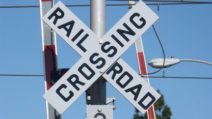 Autonomes Fahren: Tesla durchbricht im FSD-Modus Bahnschranken