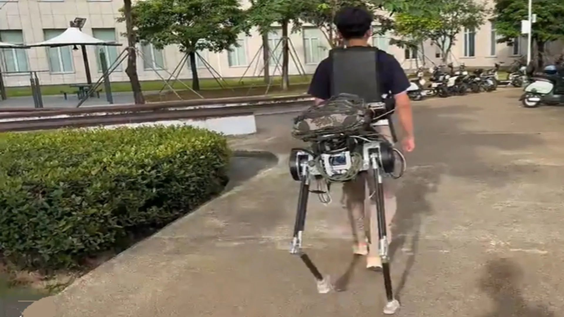 Centaur-style robot adds two legs to help humans carry loads with 35% less effort