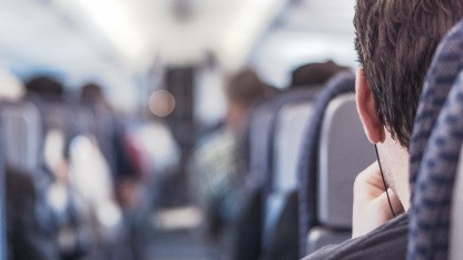 Fluggesellschaft droht mit Rauswurf: Fluggäste müssen beim Medienkonsum Kopfhörer tragen