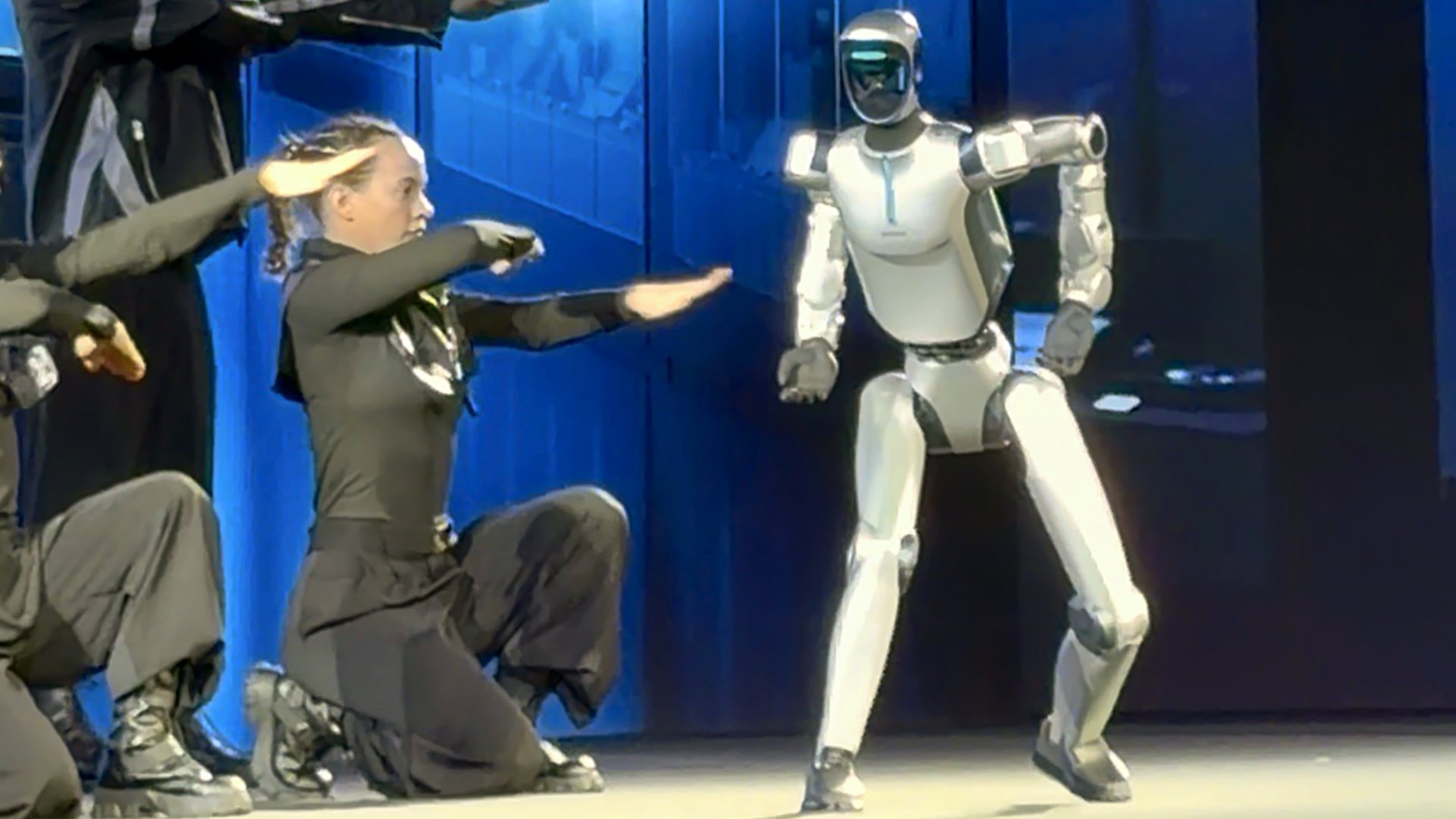 Honors humanoid robot shows off impressive dancing skills at MWC