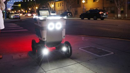 Lieferroboter: Serve-Roboter rast in Bushaltestelle