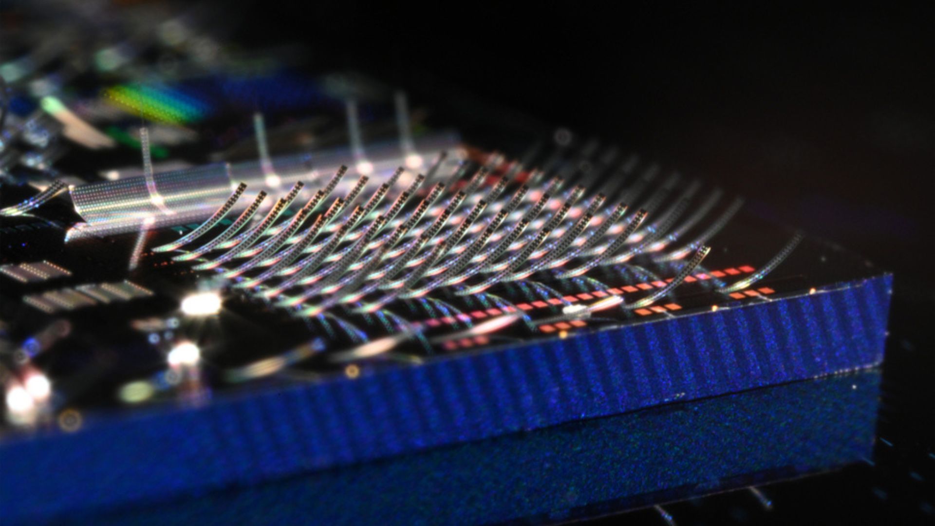 New photonic chip fires thousands of laser beams into free space for quantum control