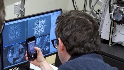Nur mit Elektronenmikroskop lesbar: TU Wien zeigt kleinsten QR-Code der Welt