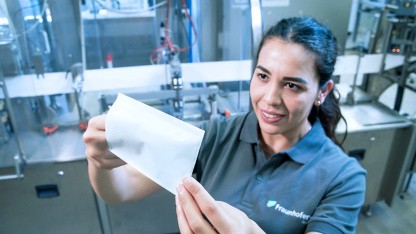 Recycling: CO-Laser klebt Papier ohne Klebstoff