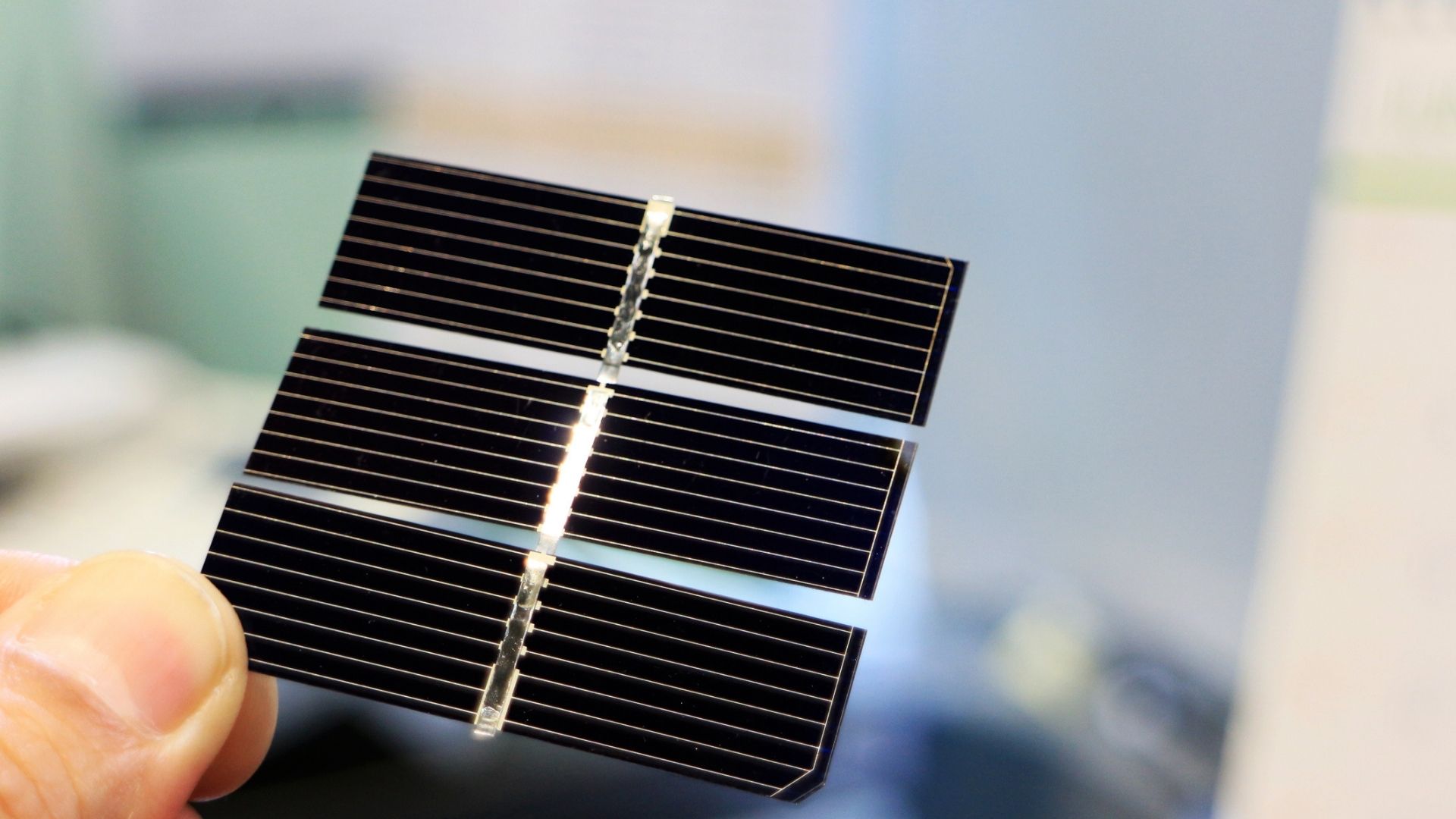 Scientists build bifacial solar cells topping 32% efficiency with new design