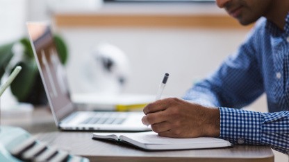 Umfrage unter Selbstständigen: Freelancer verdienen weniger und arbeiten mehr