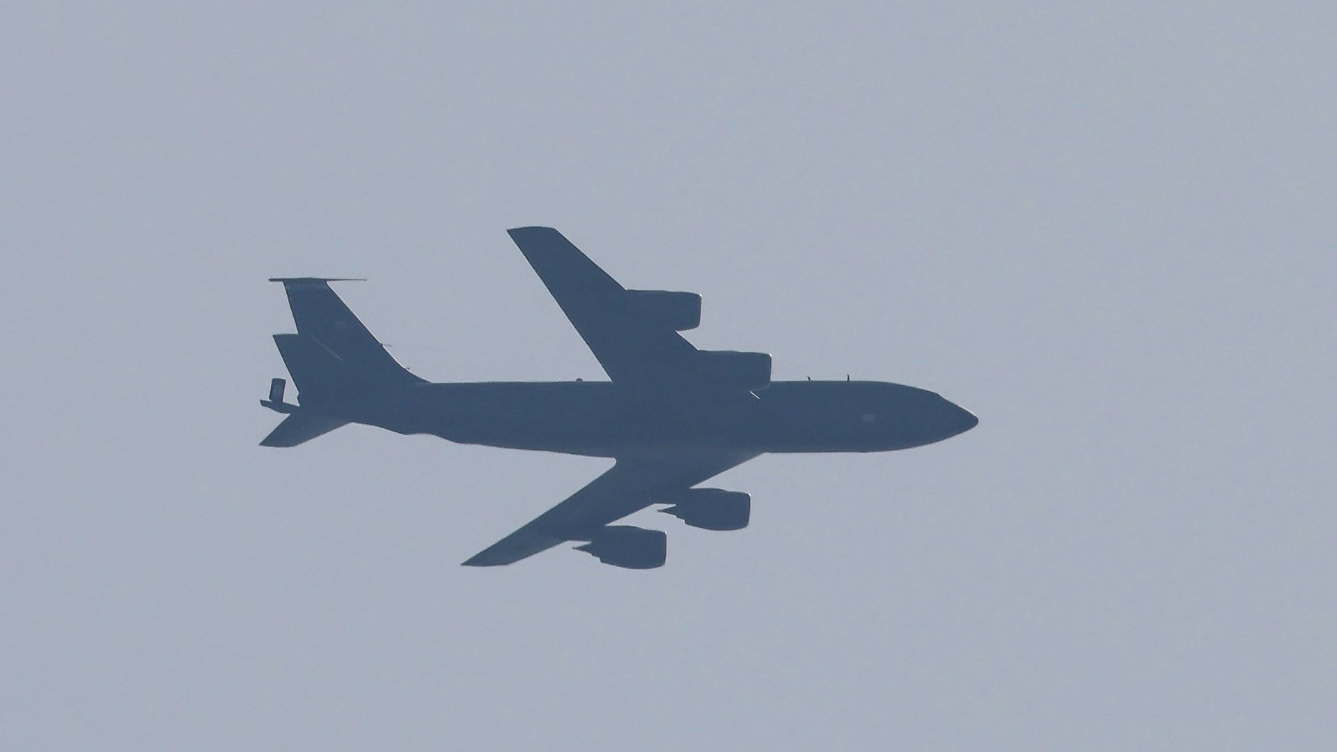 US KC-135 refueling plane crashes in Iraq during Iran operation; rescue underway