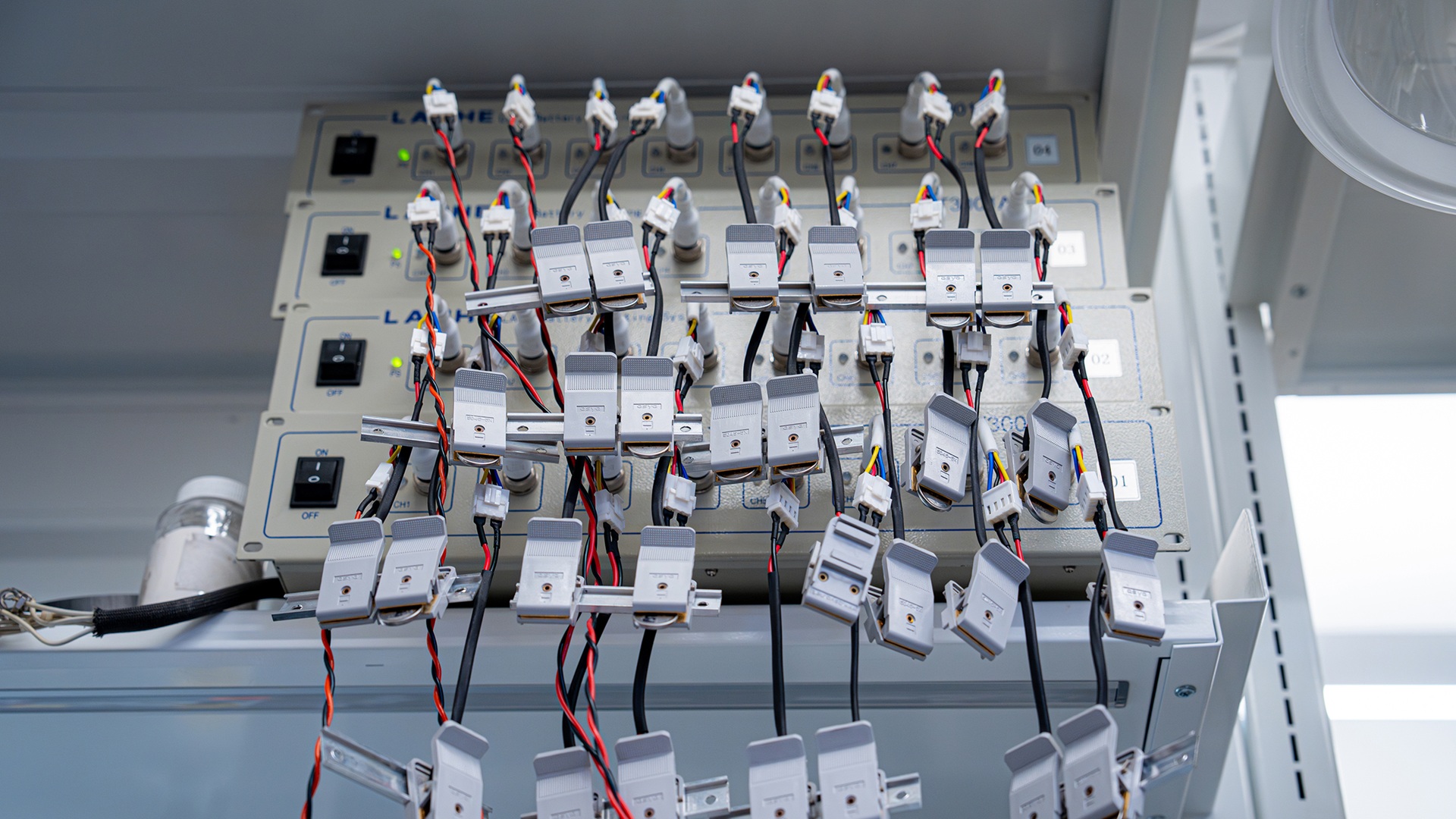 What’s holding back lithium-ion batteries? Scientists reveal thorn-like lithium spikes