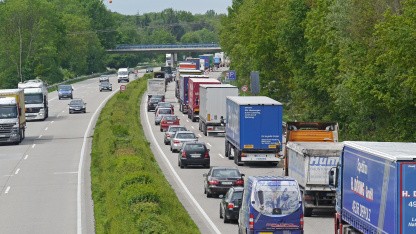 Zollabfertigung von Hand: Lkw-Staus wegen bundesweiter IT-Störung beim Zoll