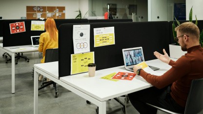 Arbeitswelt: Beschäftigte inszenieren Produktivität im Büro