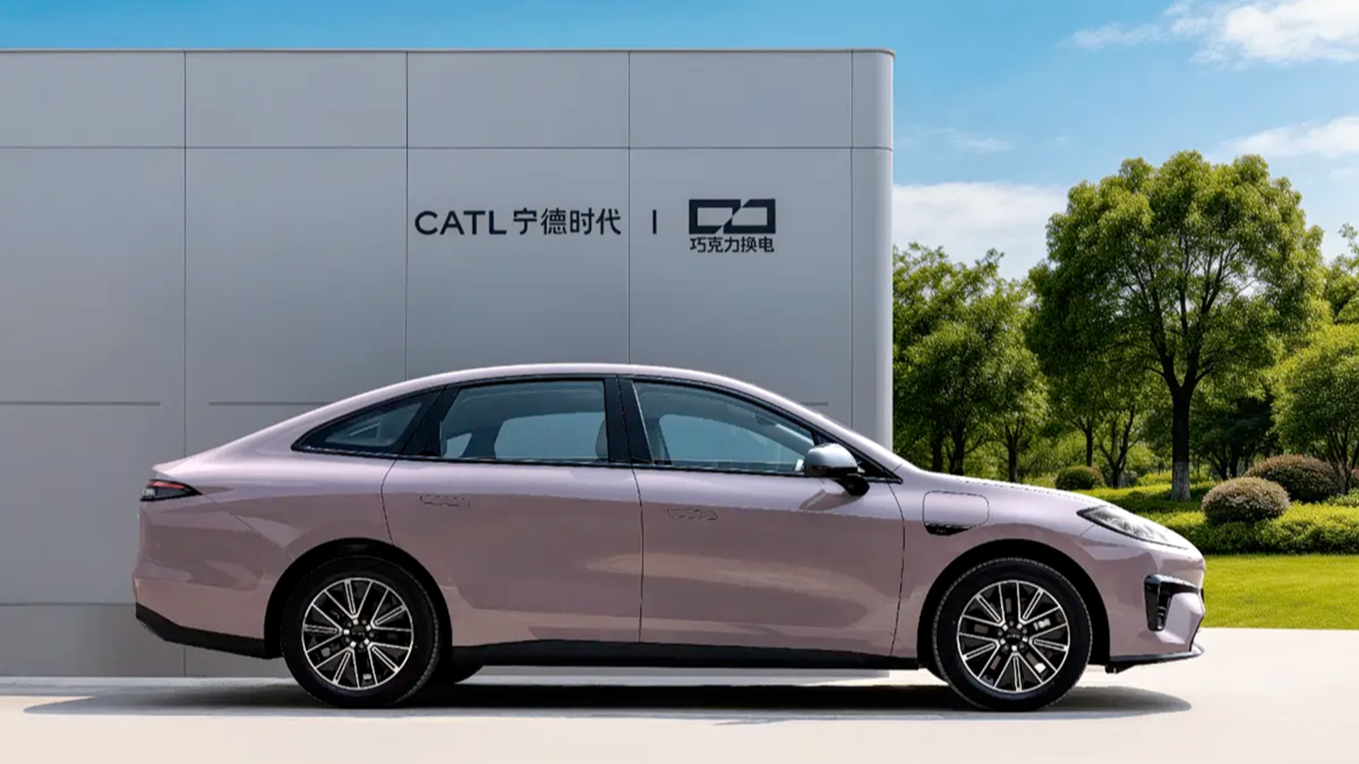 China launches high-tech EV featuring 99-second battery swap, 314-mile range