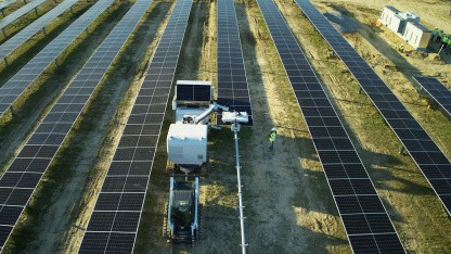 Erneuerbare Energien: Roboter-Quartett installiert 100 Megawatt Solarkapazität