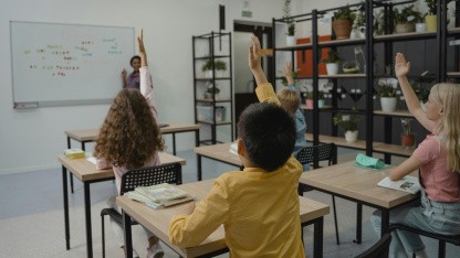 Falsche Aufgaben und Bilder: Lehrbuchverlag unter KI-Verdacht