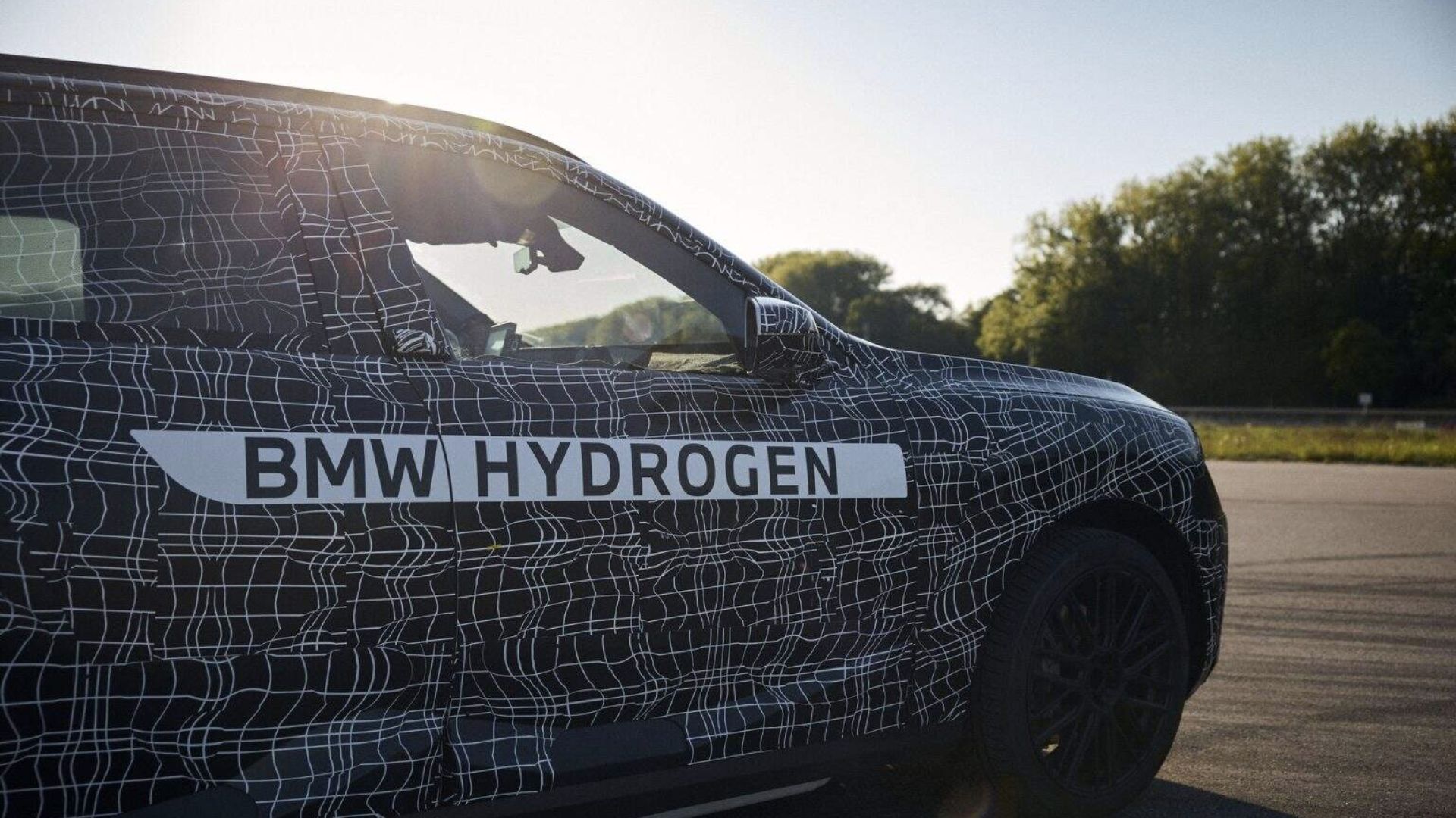 German firm’s car integrated with high-pressure hydrogen chambers that deliver 466-mile range