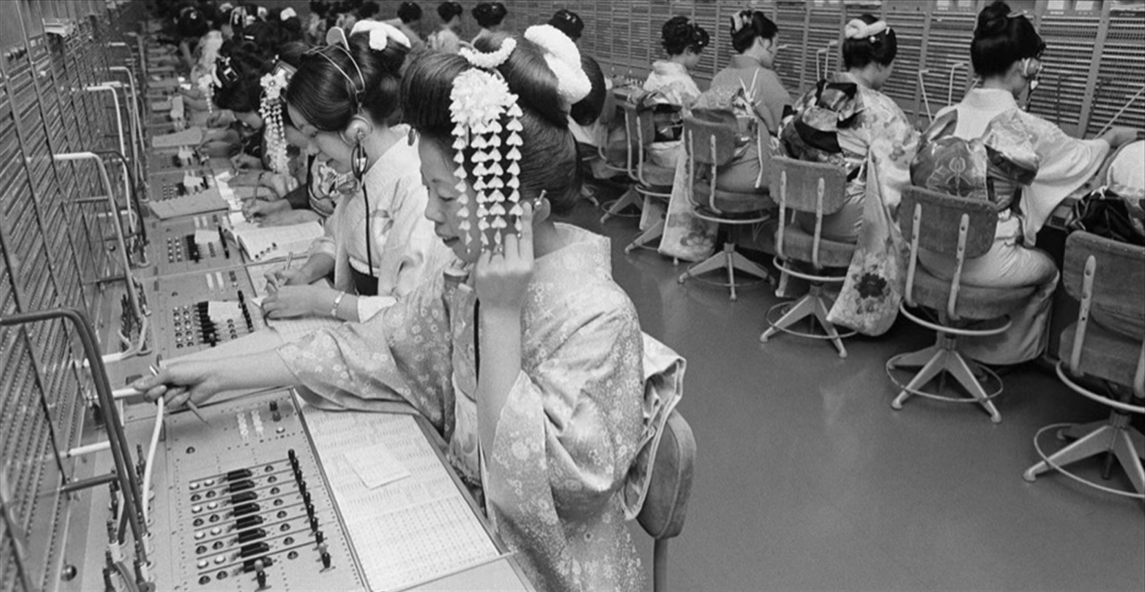 Making Blockchain Invisible: What a Showa-Era Operator Taught Me About Web3 UX.