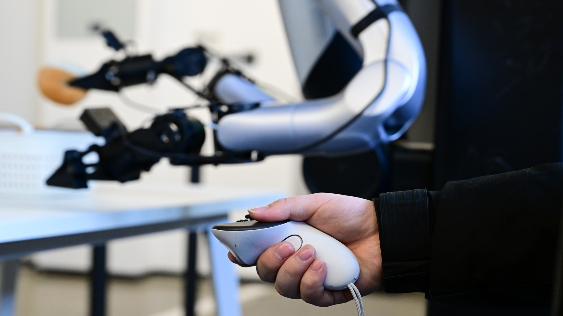 New AI system lets robots understand and act on human commands in real time