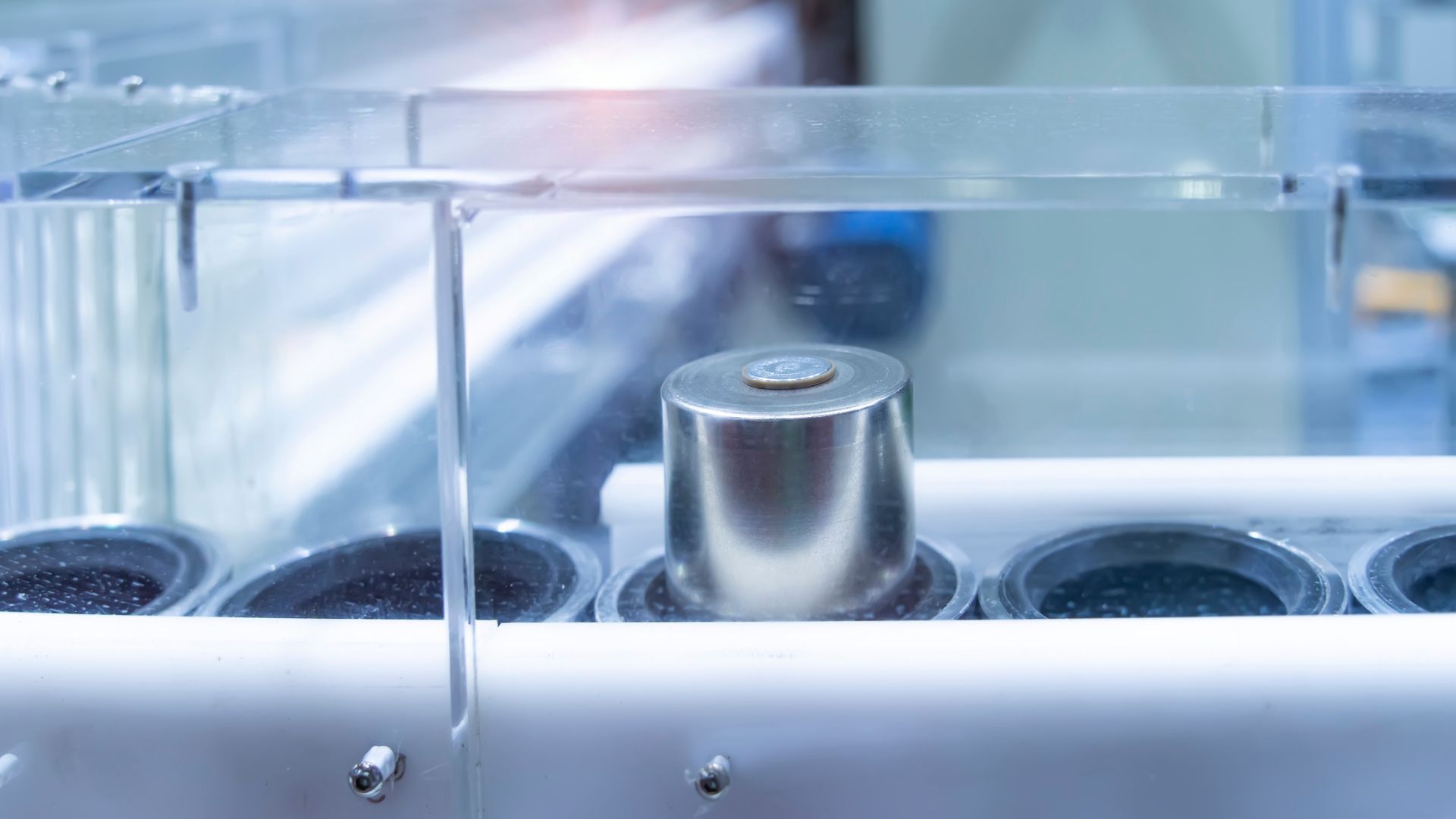 Solid-state EV battery hits 350 Wh/kg energy density, 500 cycles at ultra-low pressure