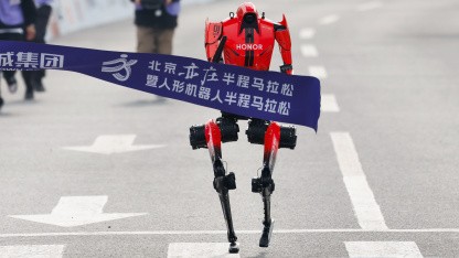 Sport und Robotik: Humanoider Roboter gewinnt Halbmarathon gegen Menschen