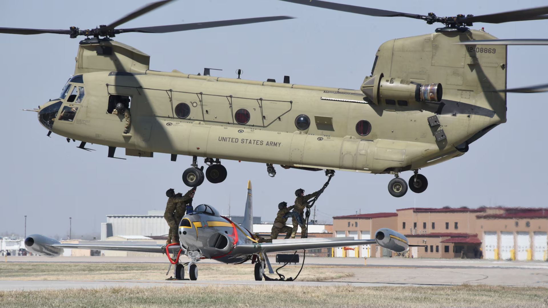 US Army CH-47F Chinook helicopter makes first autonomous landing without human input