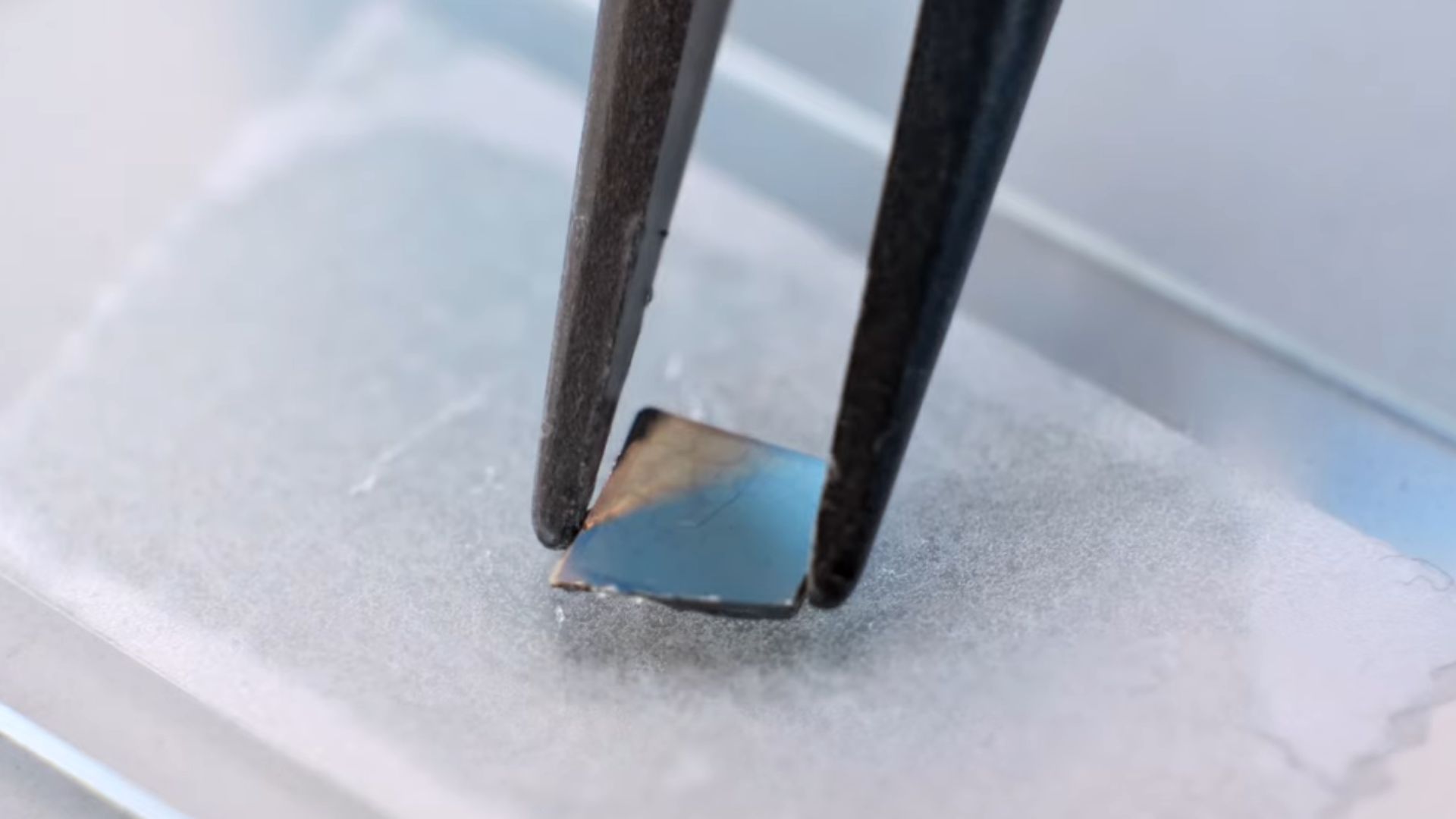 US makes room-temp material with 100x stronger electric control for low-power computing