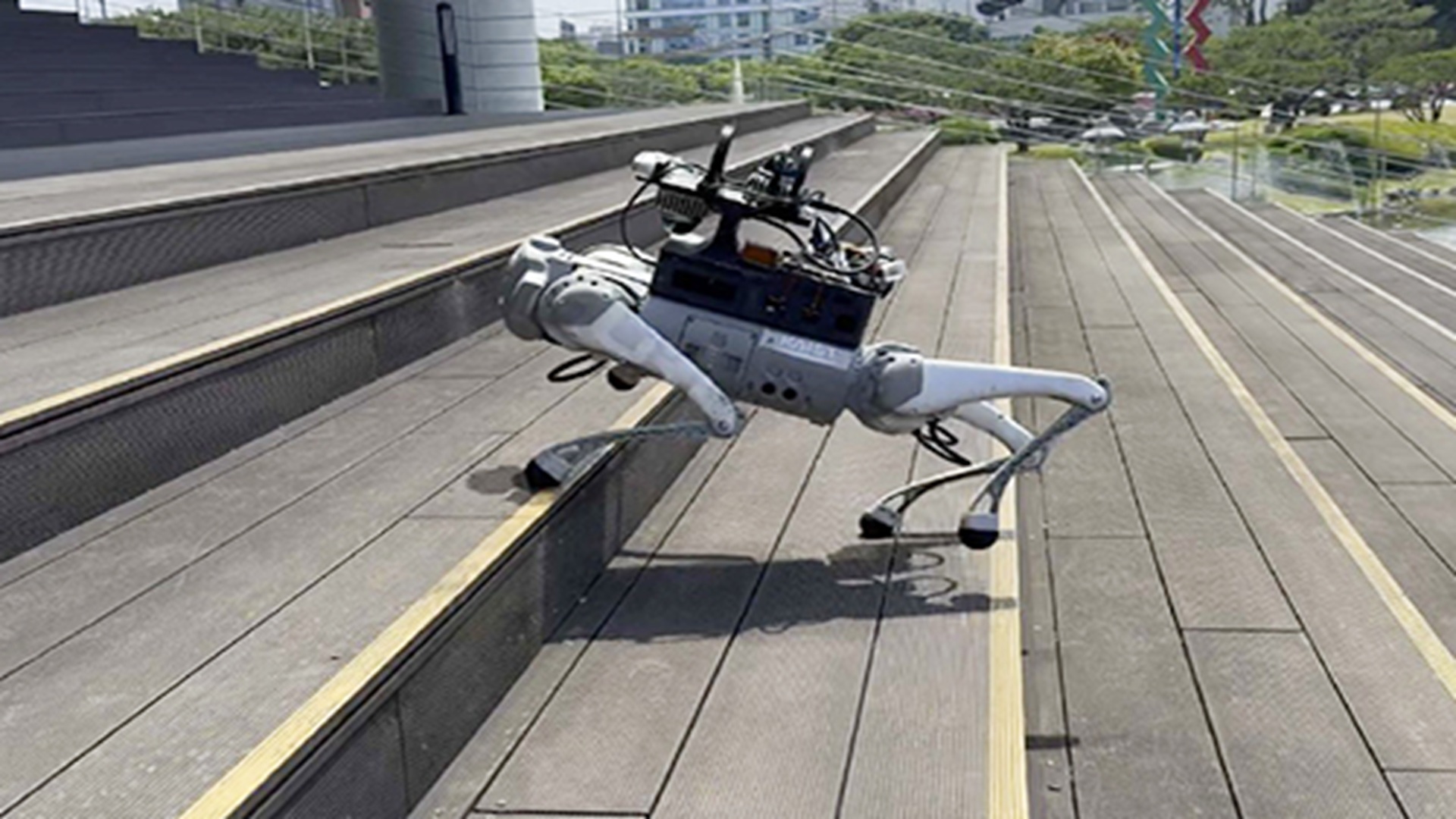 Video: Robot uses vision and AI to adapt to terrain like animals in real time