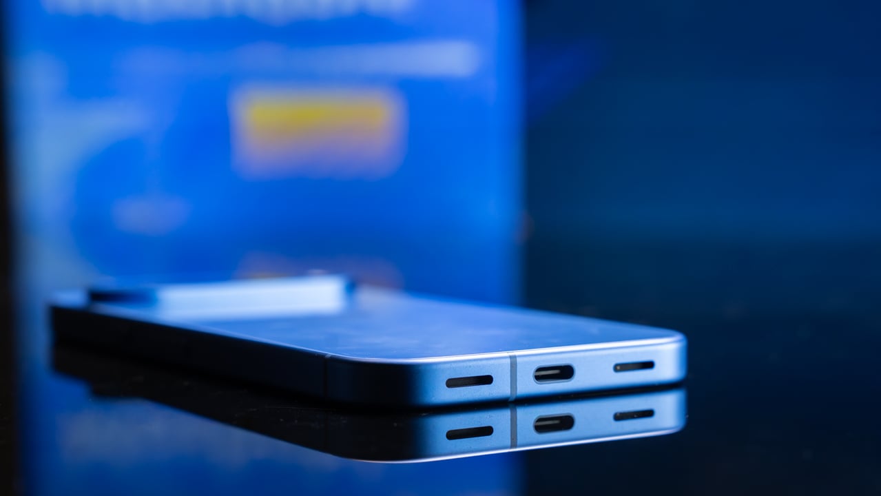 Why dont people recycle old smartphones?