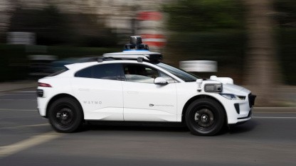 Autonomes Fahren: Waymo Robotaxi fährt mit Koffer eines Kunden davon