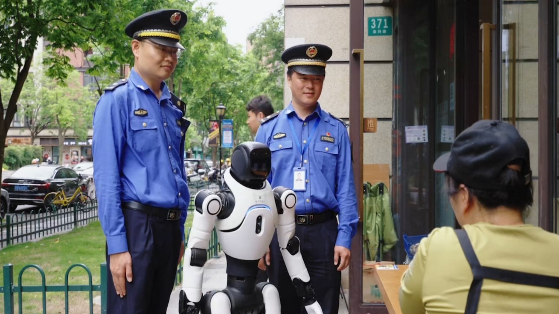China’s new humanoid robot joins officers to handle street management tasks