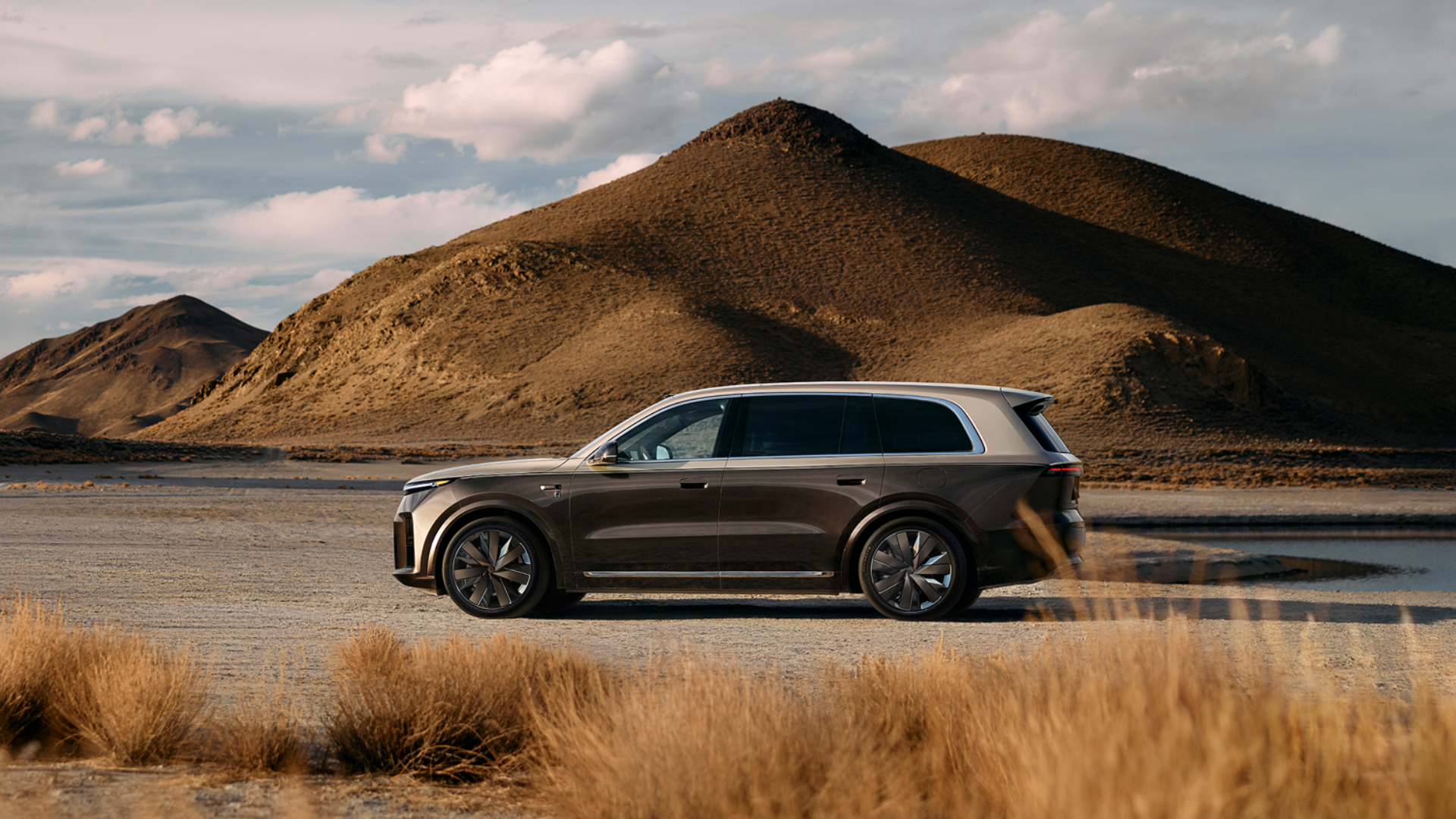 China’s premium EV maker reveals next-gen 563-hp hybrid with 1,025-mile range