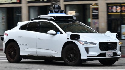 Grenzen der Technik: Waymo-Robotaxis haben Problem mit überfluteten Straßen
