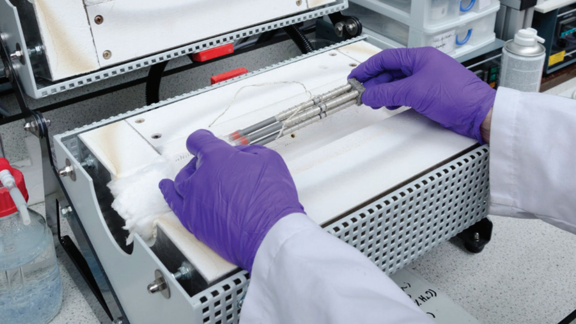 New carbon-free hydrogen fuel production method slashes temperature requirement by 900°F
