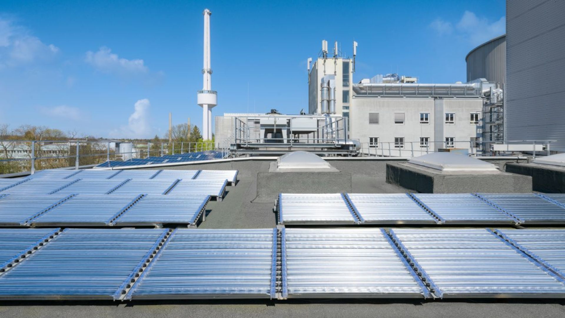 New panels produce hydrogen fuel using only water, sunlight and no electricity