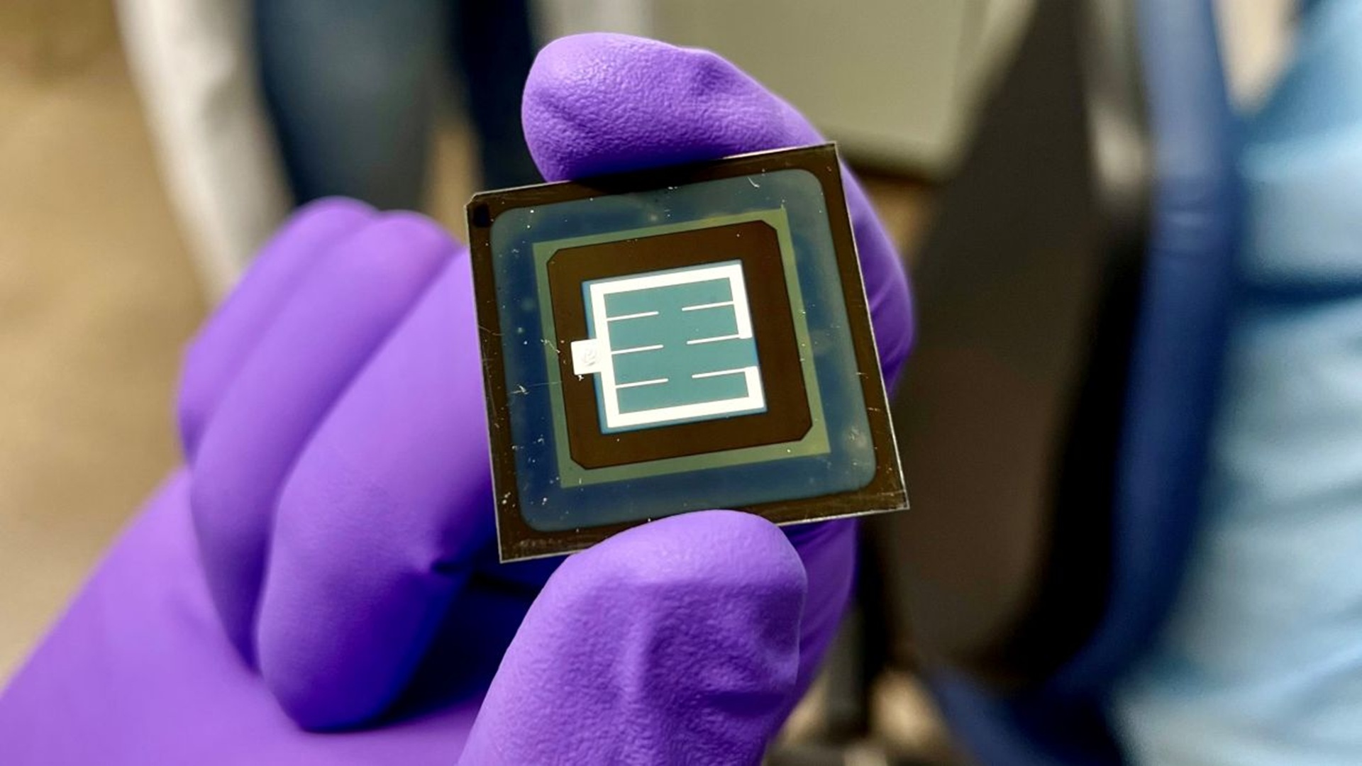 Perovskite solar cells hit 24.3% efficiency with new 10-minute vacuum process