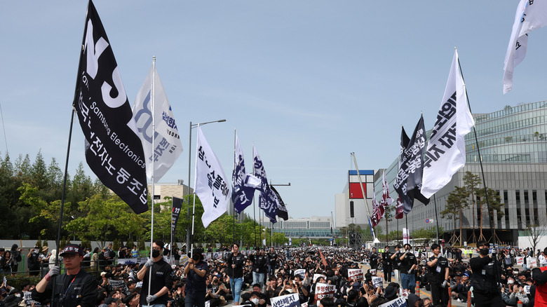 Samsung union suspends strike after reaching tentative deal on bonuses