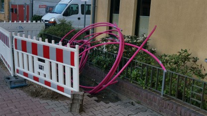 Später Sprint im Festnetz: Wie die Konkurrenz die Telekom zum echten Glasfaserausbau zwingt