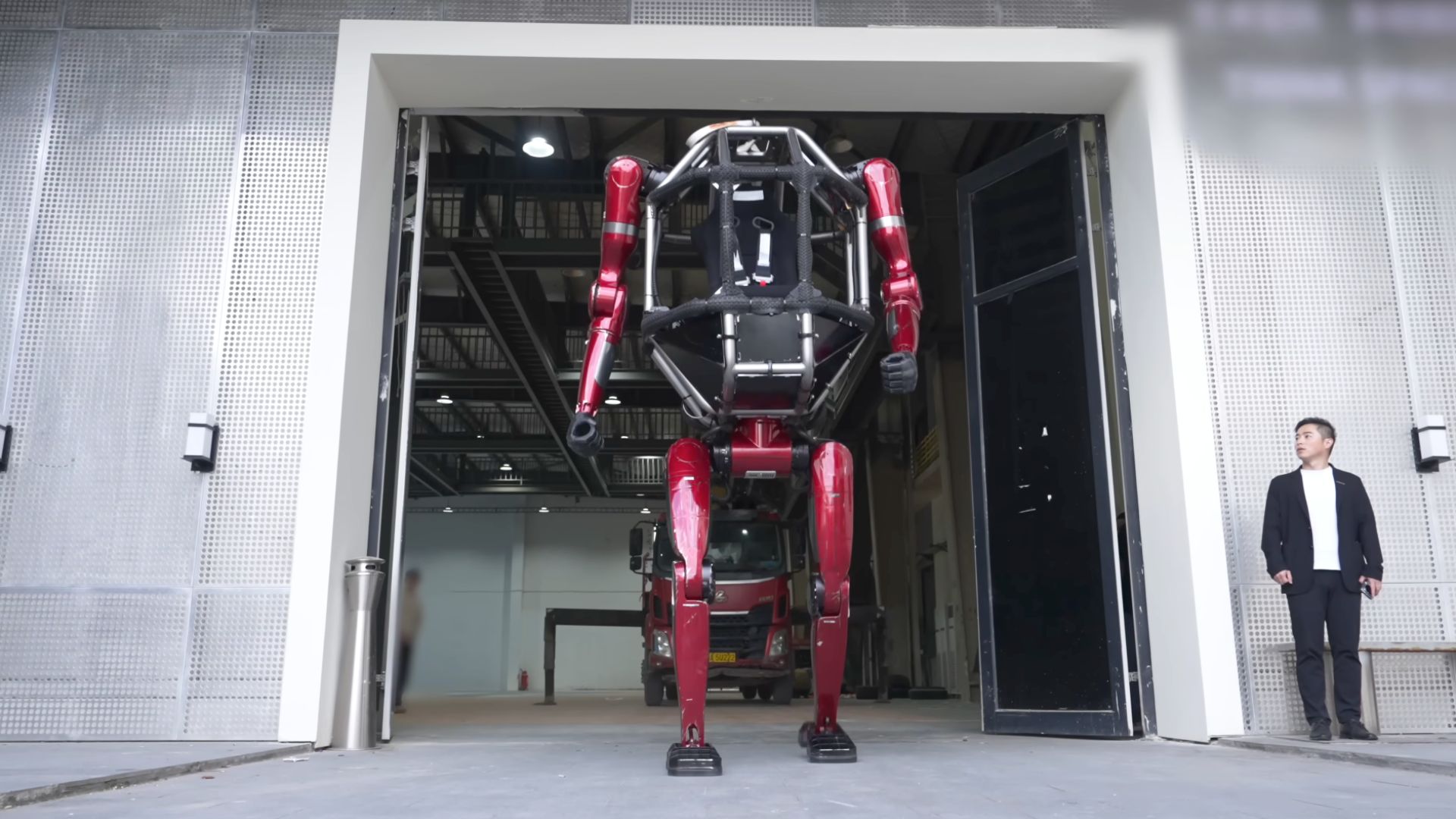 Video: Unitree launches the world’s first production-ready optionally manned robot
