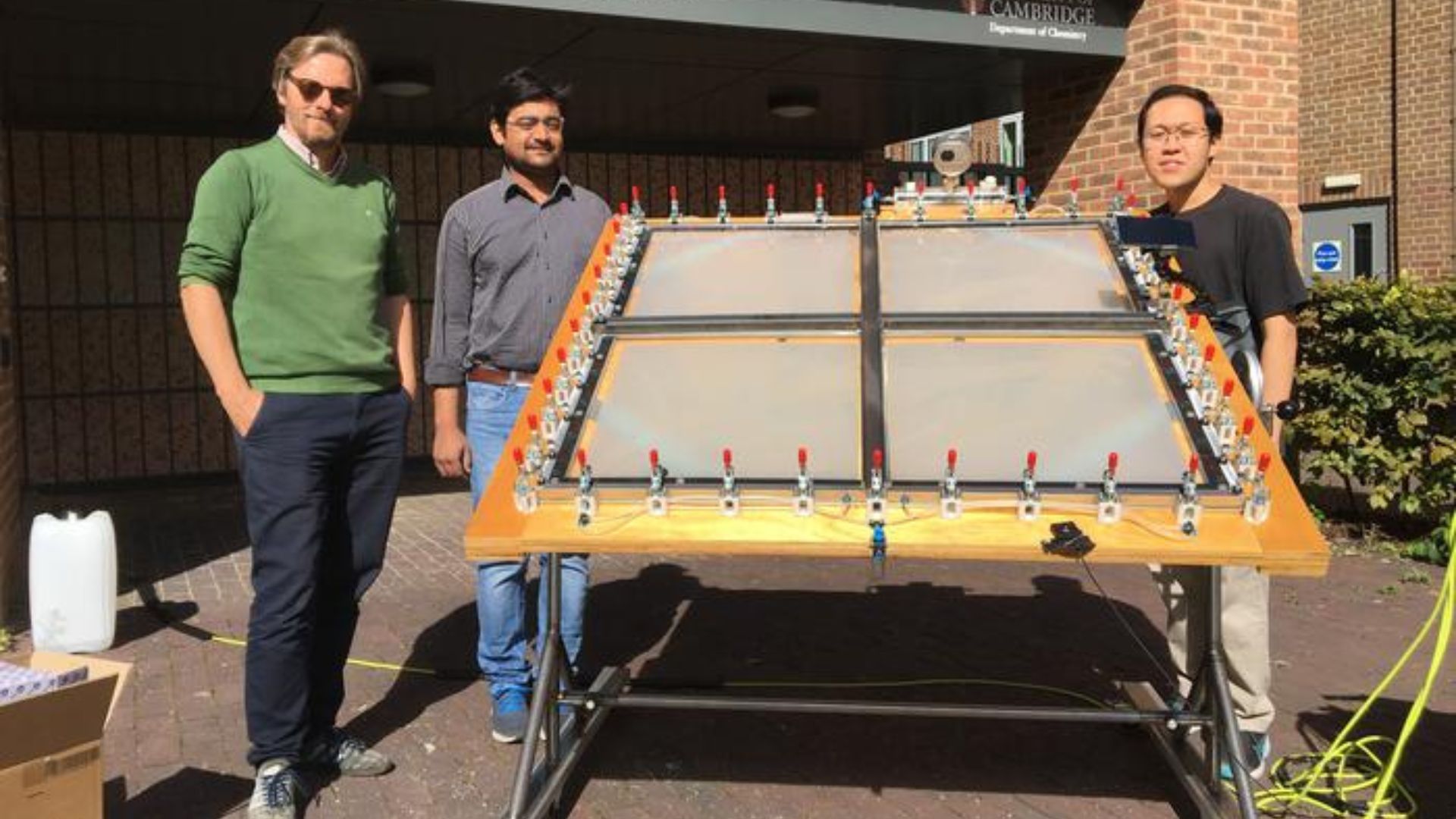 Converting plastic waste into hydrogen made possible with Cambrige’s new solar reactor