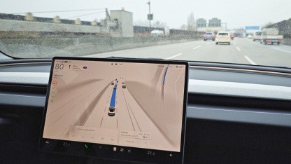 Dänemark: Teslas Werbevideo für FSD Supervised enthält Verkehrsverstöße