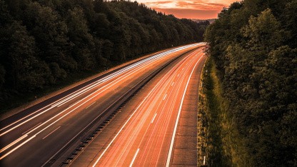 Falschfahrer und andere Verkehrsgefahren: Warum das Radio für Warnhinweise nicht mehr ausreicht