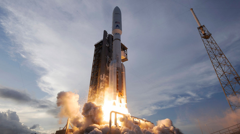 FCC relaxes Amazon’s satellite internet deadline