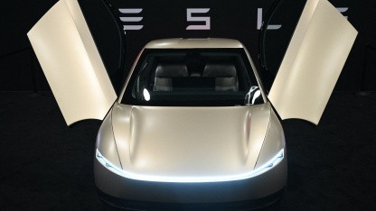 (g+) Transportation: Tesla’s Robotaxi Falls Short With Long Waits, Stalled Rides