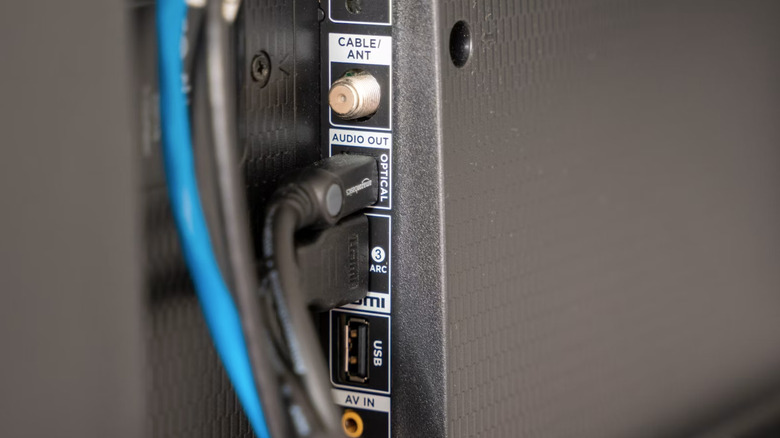 Here’s what you should and shouldn’t plug into a TV USB port