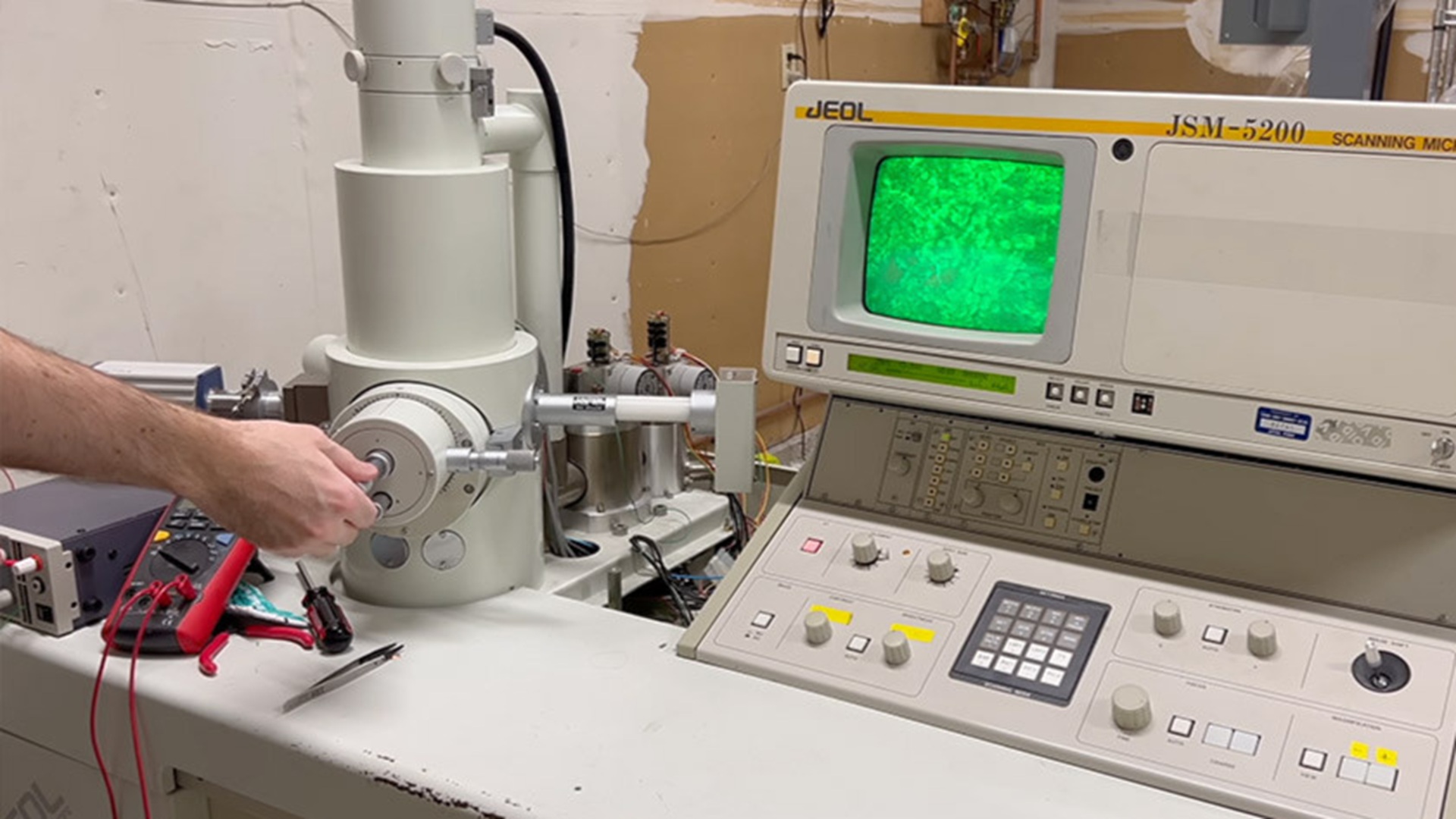 Hobbyist converts SEM into transmission electron microscope for sub-nanometer imaging
