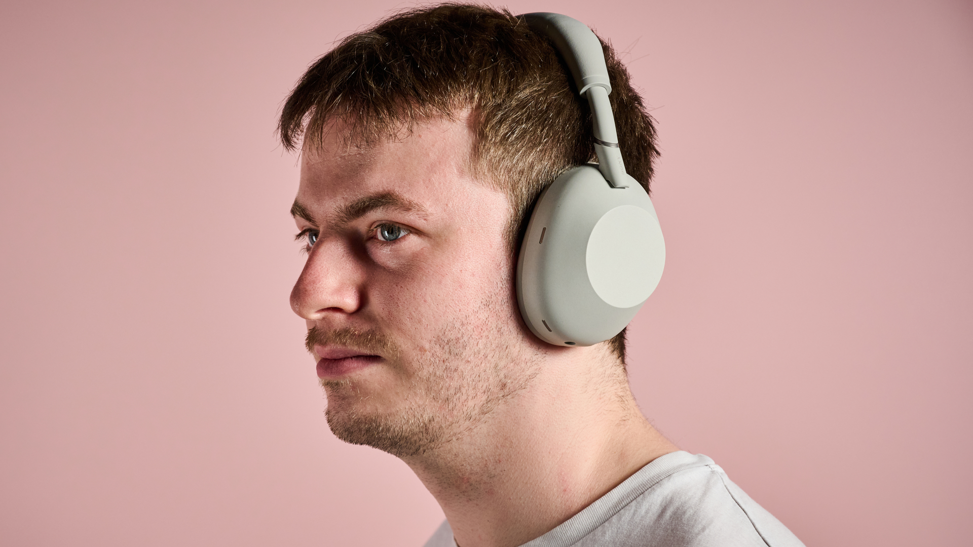 I review tech for a living, and these are the 7 essential tech buys I’d recommend for your summer travels