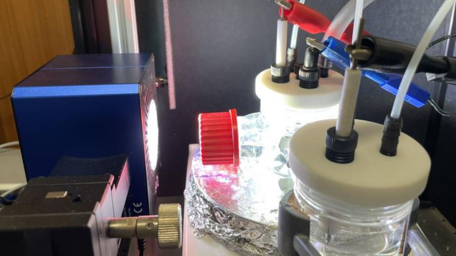 New solar-powered reactor turns 93% CO2, 95% biomass waste into useful compounds