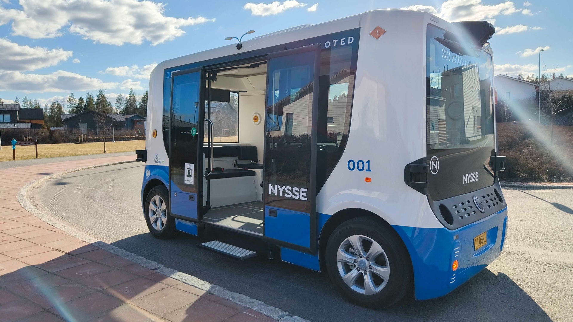 No driver, no operator: Inside redundant sensor infrastructure of a commercial robot bus