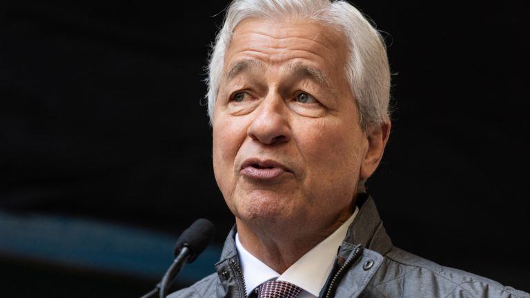 Peter Schiff Calls Jamie Dimon’s Stablecoin Regulation Argument ‘Nonsense’