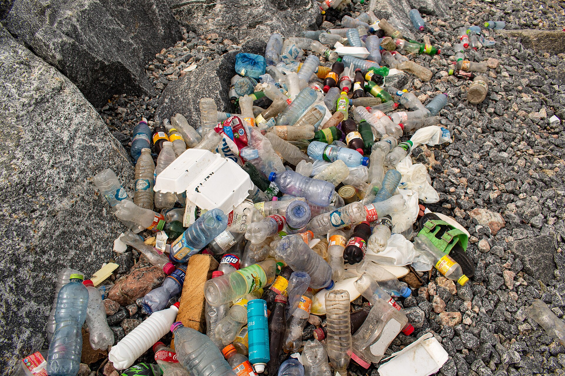 Plastic trash turned into high-quality jet fuel with new atomic-scale catalyst