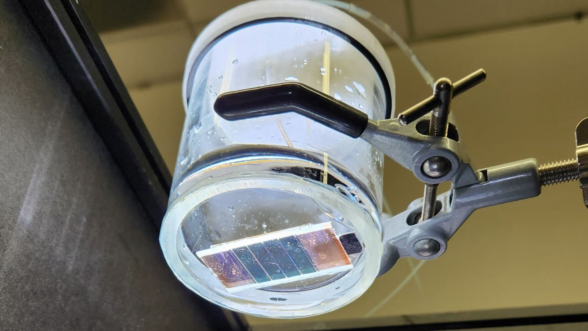 Solar-powered artificial leaf transforms carbon dioxide into liquid methanol fuel