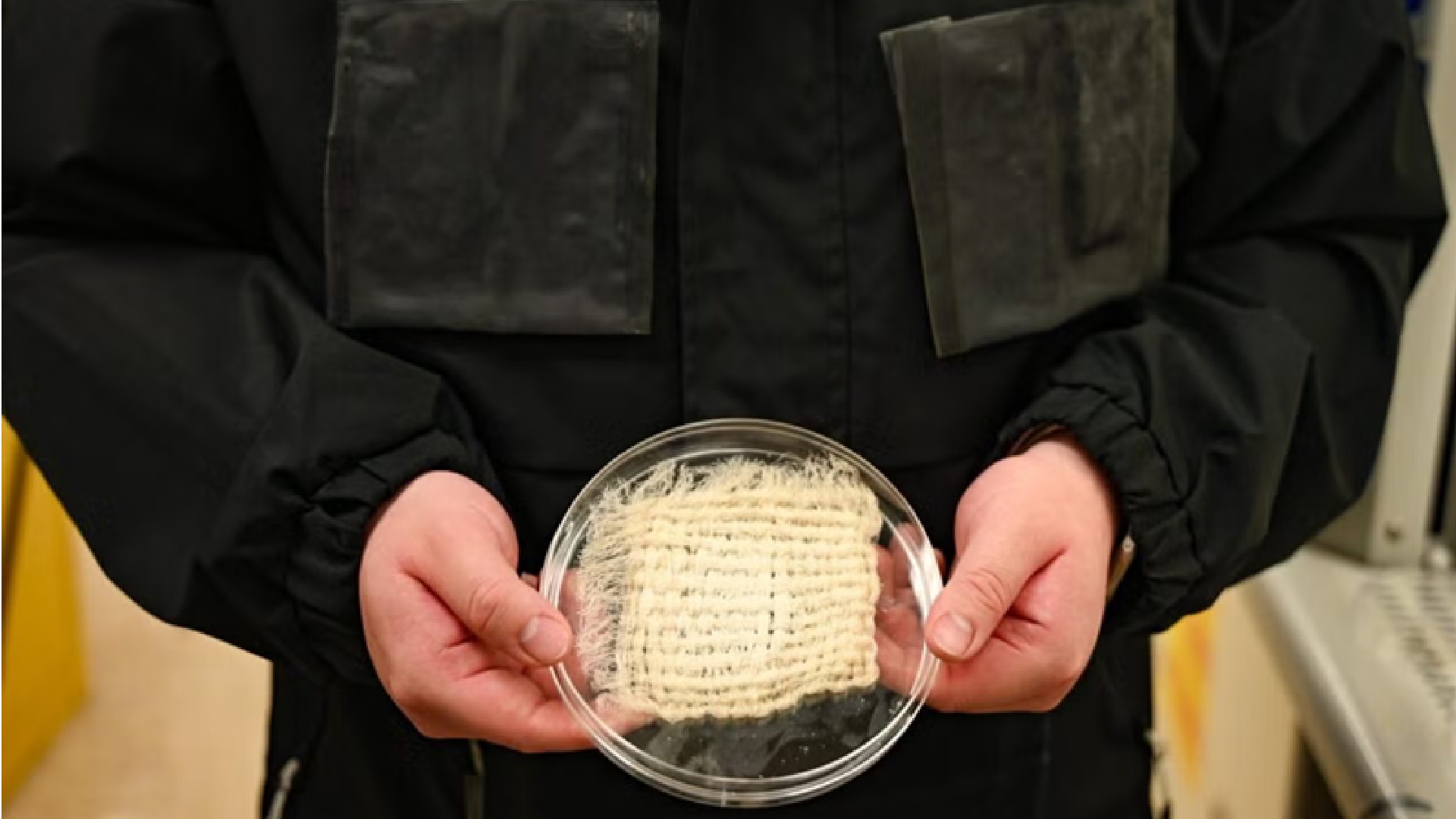 UT Austin engineers build jacket that extracts drinkable water from air moisture